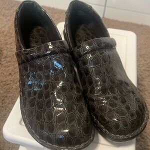 b.o.c clogs size 9/40.5 like new
